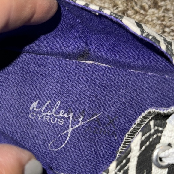 Adorable zebra-print Miley Cyrus & Max Azria converse-style sneakers (8) - Picture 2 of 11